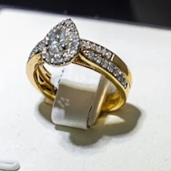Pear cut diamond ring
